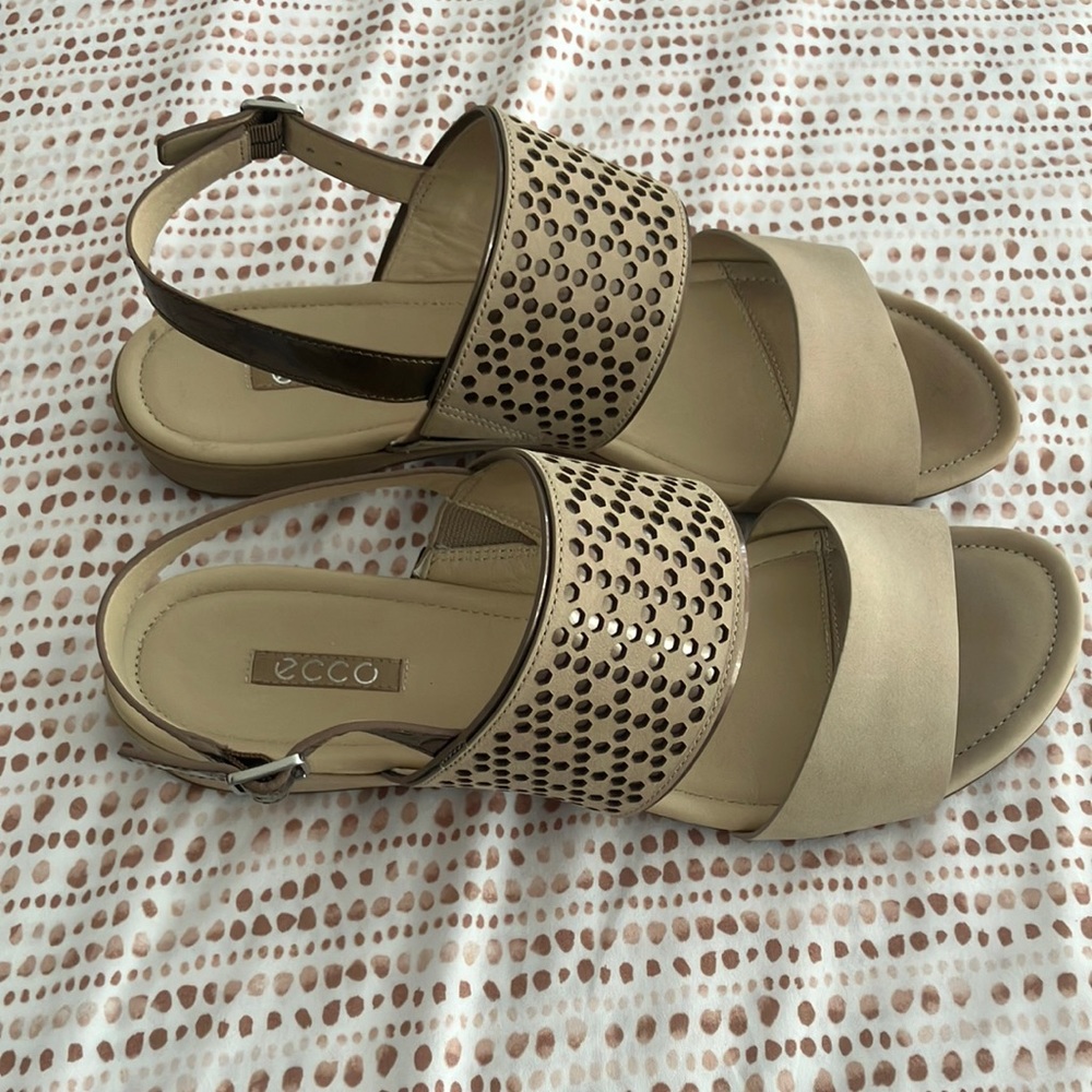 YK2 ECCO TAN  COLOR WOMEN’S SANDALS SIZE 42(8-8.5 aprox)
